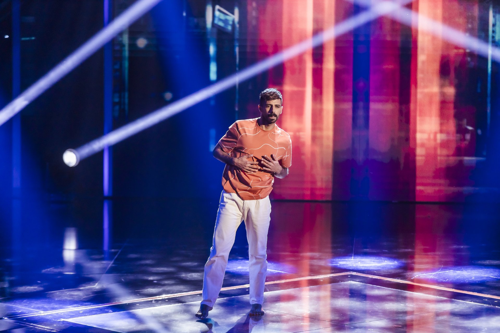 Ahmed Kullab on stage at Slovenija Ima Talent